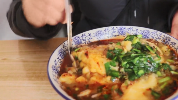 陝西大集上的小破攤，5元一份掙4元，一股泔水味，本地人還愛吃