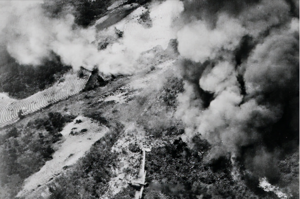 朝鮮戰場，我軍男兵救治凍傷女戰士，女兵不知戰友姓名滿是遺憾