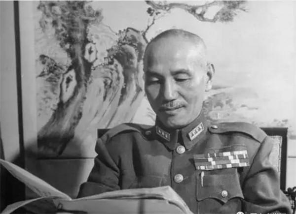 1947年蔣介石秘訪延安，坐矮凳睡毛主席的窯洞，那晚他徹夜未眠