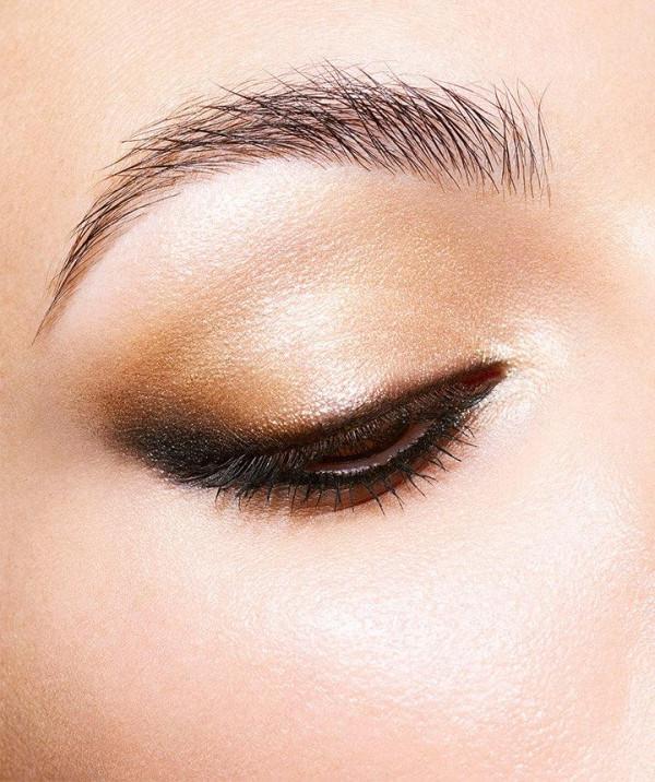 致敬百年傳奇N°5 香水，CHANEL 呈獻金燦2021聖誕限量彩妝系列