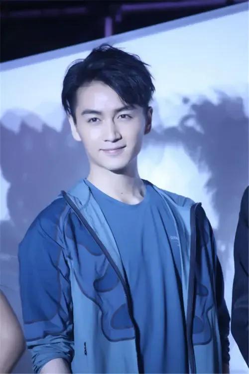 《突圍》斬獲收視冠軍，陳曉劇中造型和以往判若兩人