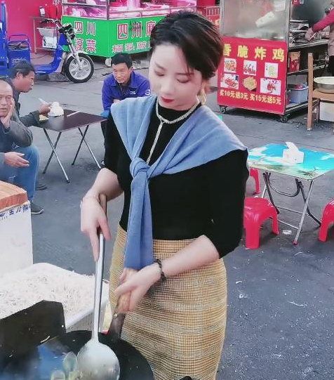 我真是炒粉的：她每天精緻妝容穿著時髦炒粉，顧客懷疑其真實身份