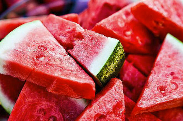 隔夜冰西瓜一口吃下8400個細菌，“吃瓜群眾”坐不住了