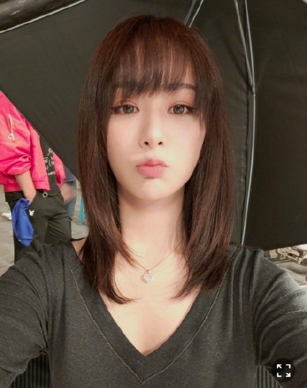 楊紫分享庫存自拍 齊劉海披肩長髮清純甜美