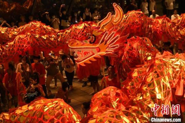 72米騰龍穿梭百年外灘 慶祝中華人民共和國72歲生日