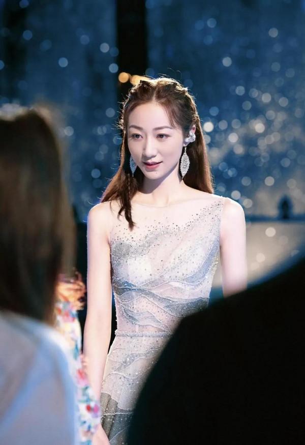 韓雪氣質女神,穿藍色薄紗裙仙氣十足“仙女下凡” 韓雪氣質女神,穿藍色薄紗裙仙氣十足“仙女下凡”