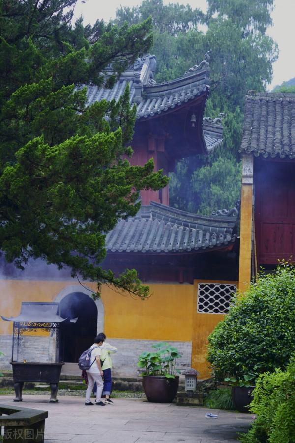 浙江一座寺廟，幾元一餐素齋，幾十塊一晚住宿，卻是一個五A景區