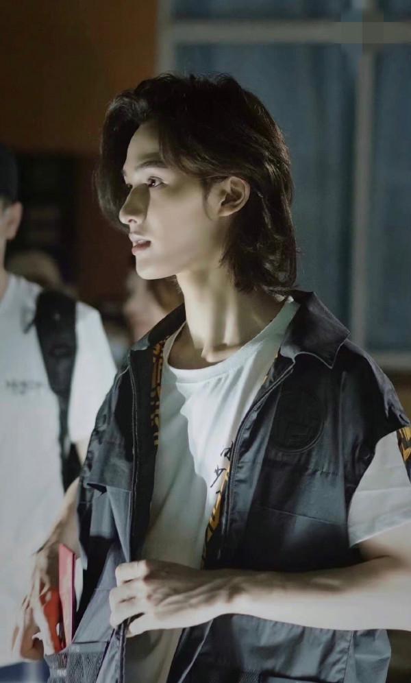 朱正廷《冰球少年》路透曝光,中長髮造型絕了!路人看了想轉粉 朱正廷《冰球少年》路透曝光,中長髮造型絕了!路人看了想轉粉