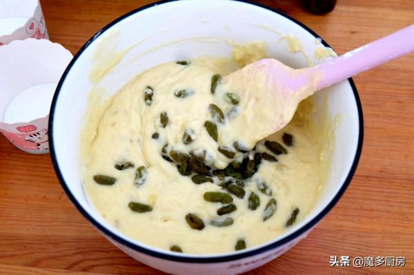 香蕉葡萄乾做成蛋糕更好吃，不用打蛋器，小朋友都能輕鬆做