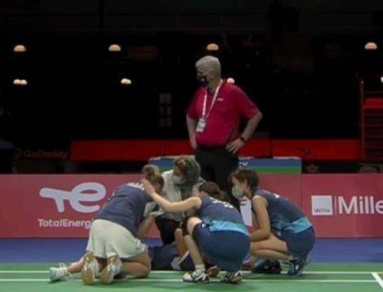 突發,尤伯杯小組賽日本對陣法國比賽中,法國女雙突然倒地 突發,尤伯杯小組賽日本對陣法國比賽中,法國女雙突然倒地