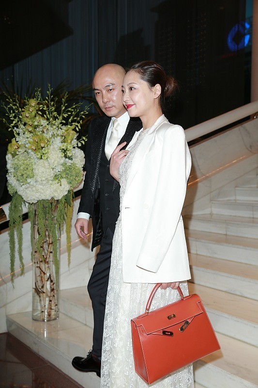 張衛健帶著老婆出門，張茜的穿搭是很優雅的，帶出門真有面子