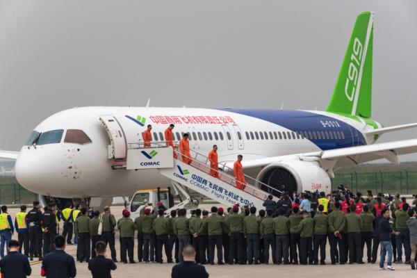 美軍戰鬥機女駕駛員，忍辱退伍後來中國求職養家，如今過得怎樣？