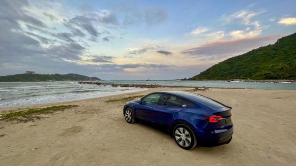 特斯拉Model Y 風擋玻璃下面擋板裝配粗糙