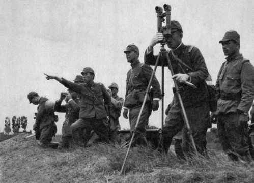 日軍刺刀挑人頭進攻，國軍大刀令日寇膽寒，噴火器把敵人燒成肉碳