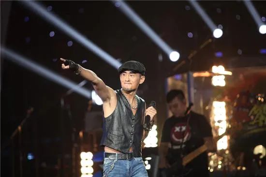 “放羊娃”阿寶：真實身份被揭穿，“草根歌王”的神話也就破滅了