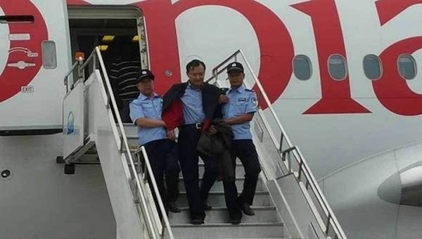 國企高管貪汙受賄逃往非洲，9年後被逮捕時，竟然還有援軍救他