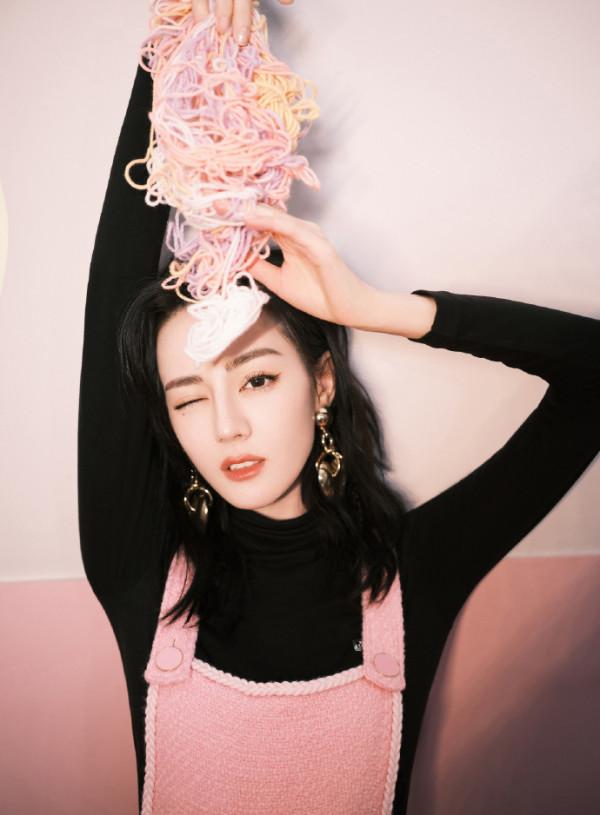 又被圈粉了！迪麗熱巴穿粉揹帶褲甜酷可愛元氣足