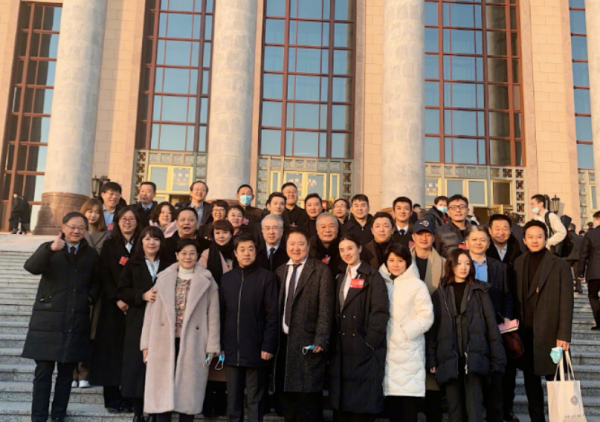 佟麗婭曬出文代會合影，即便是在寒冷的冬季，狀態依舊很好