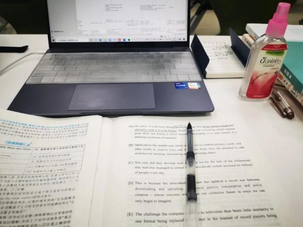 嘿！可以看看你的書桌嗎？