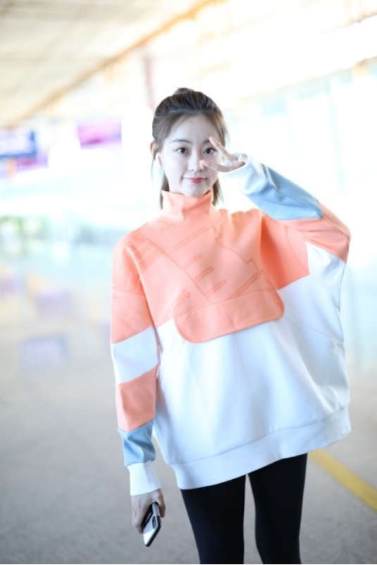 祝緒丹私下裡好有活力，衛衣配緊身褲隨性自然，高馬尾太顯嫩了