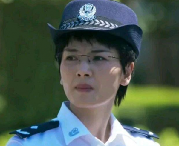 女明星軍裝造型有多浮誇？有人不捨大紅唇，有人腳踩10公分高跟