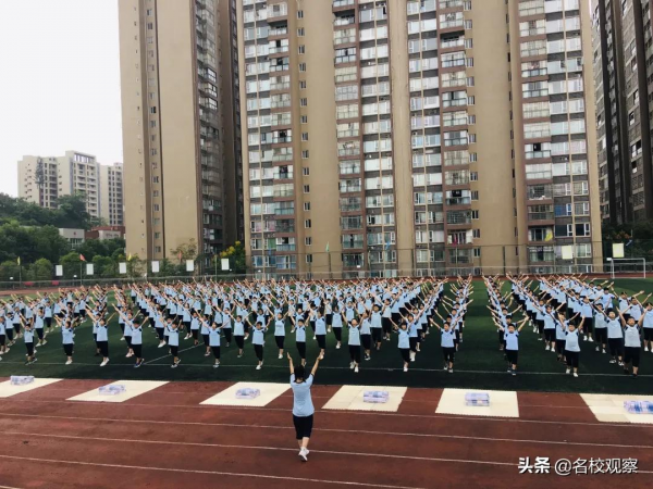 武勝超前，300餘名新生集結綠茵場，氣宇軒昂，激情飛揚