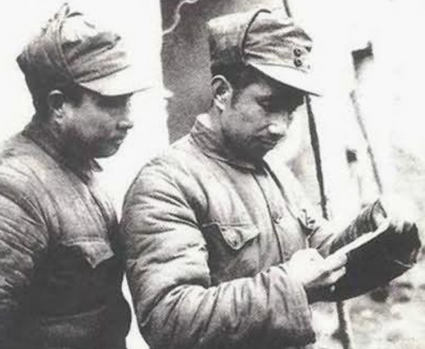 粟裕收到偽軍中將送的一盒煙，臉色大變，立即命全軍集合關閉電臺