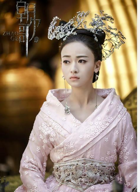 紅毯比美直角肩穩贏、古裝造型斜肩顯氣質，女星肩部較量也有玄機