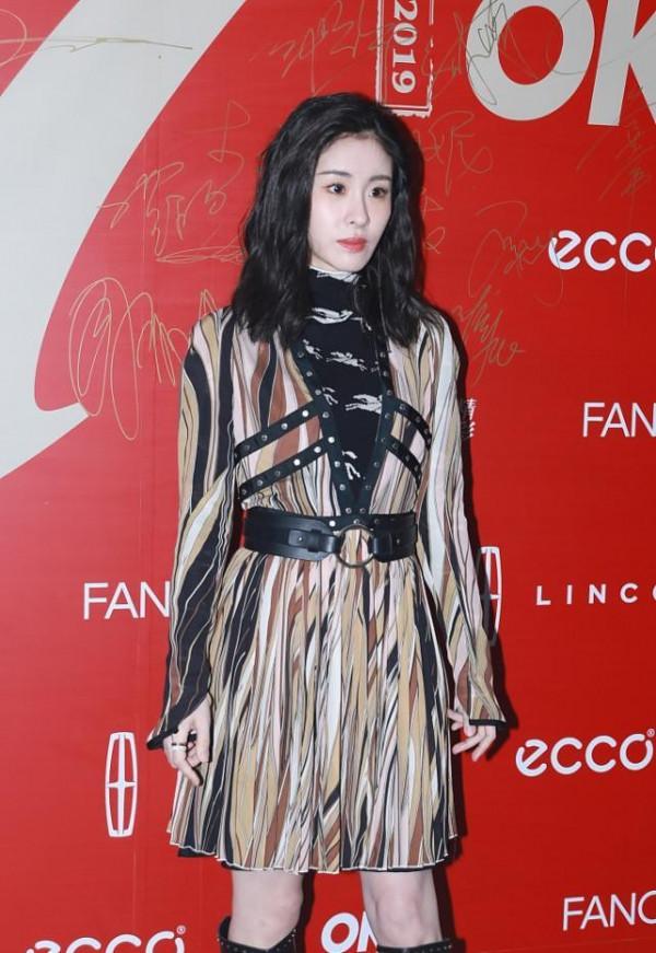 真看不出張碧晨已是孩子媽了，獅子頭髮型有個性，服裝很有嬸嬸感