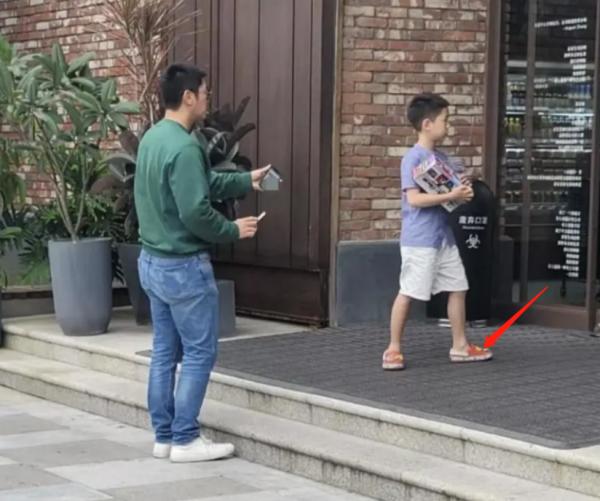 杜江霍思燕逛街被拍!7歲兒子抱玩具不撒手,一旁小女孩十分搶鏡 杜江霍思燕逛街被拍!7歲兒子抱玩具不撒手,一旁小女孩十分搶鏡