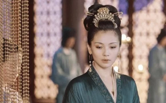 看到摘掉帽子的周渝民，我突然明白什麼叫“歲月是把剃頭刀”