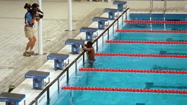 這個差點淹死的奧運游泳選手,拿了倒數第一,卻成為人們心中的英雄 這個差點淹死的奧運游泳選手,拿了倒數第一,卻成為人們心中的英雄