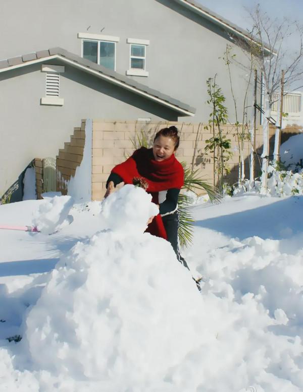 66歲姜黎黎自然老，原生態不遮皺紋，穿休閒服落落大方氣質昇華