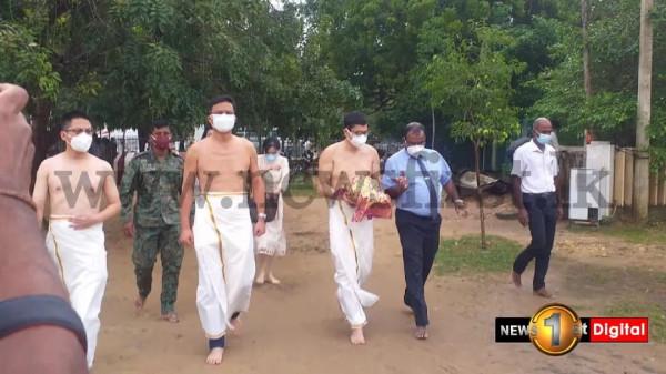 入鄉隨俗，中國大使袒露上身參訪斯里蘭卡最大印度教神廟