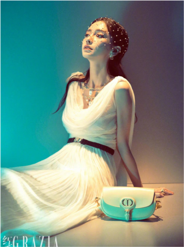 baby閉年大刊再度發力！穿白裙演繹出仙子，顏霸狀態不輸巔峰