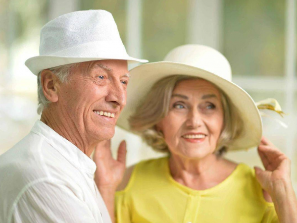 為啥老人身上有一股怪味？建議55歲後，堅持3個習慣，或老了沒味