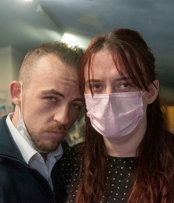 英國2歲男嬰誤吞紐扣電池，心臟被燒傷去世！小電池為何這麼毒？