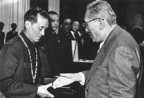 四川老兵回鄉隱居，30多年後兒子指著報紙道：爹，上面在找你