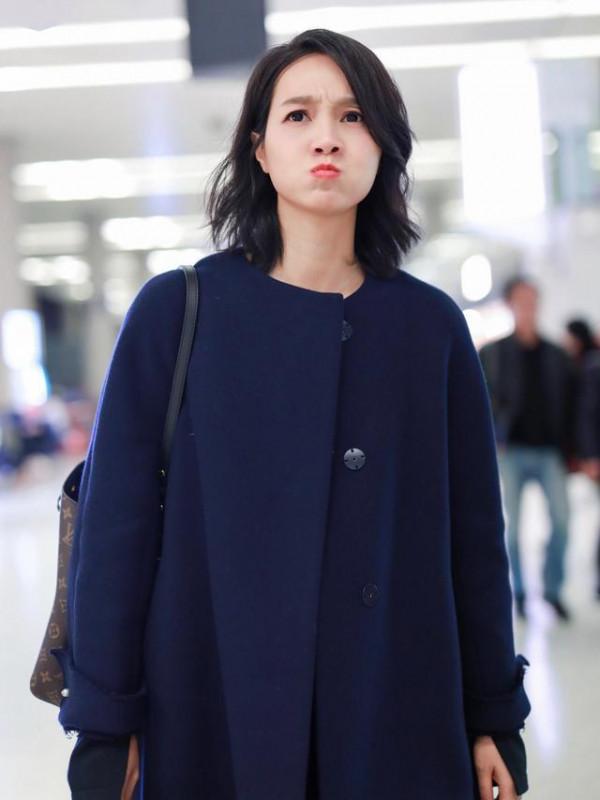 朱丹機場私服真減齡，穿闊腿褲配運動鞋，嘟嘴賣萌模樣哪像38歲？