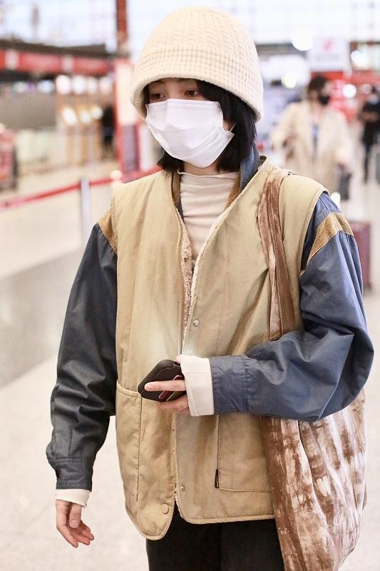 棕色的服裝氣質挺高階的，張子楓搭配得這麼隨便，還是很有氣質