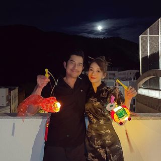 方媛給大家拜年，手拿郭富城寫的福字，地上的百萬古董花瓶搶鏡