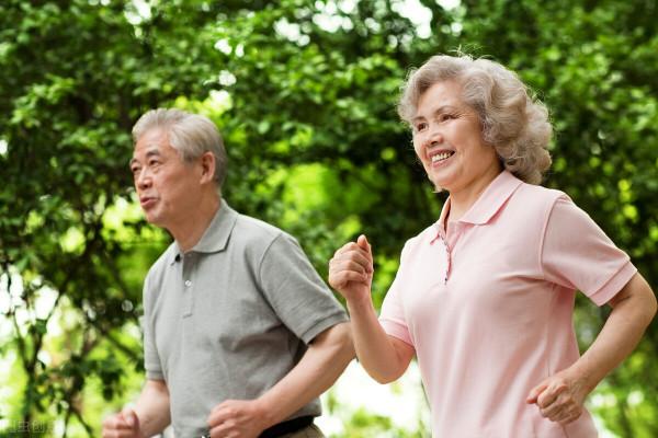 想要80歲腿腳結實，能跑步、能快走，離不開這2點