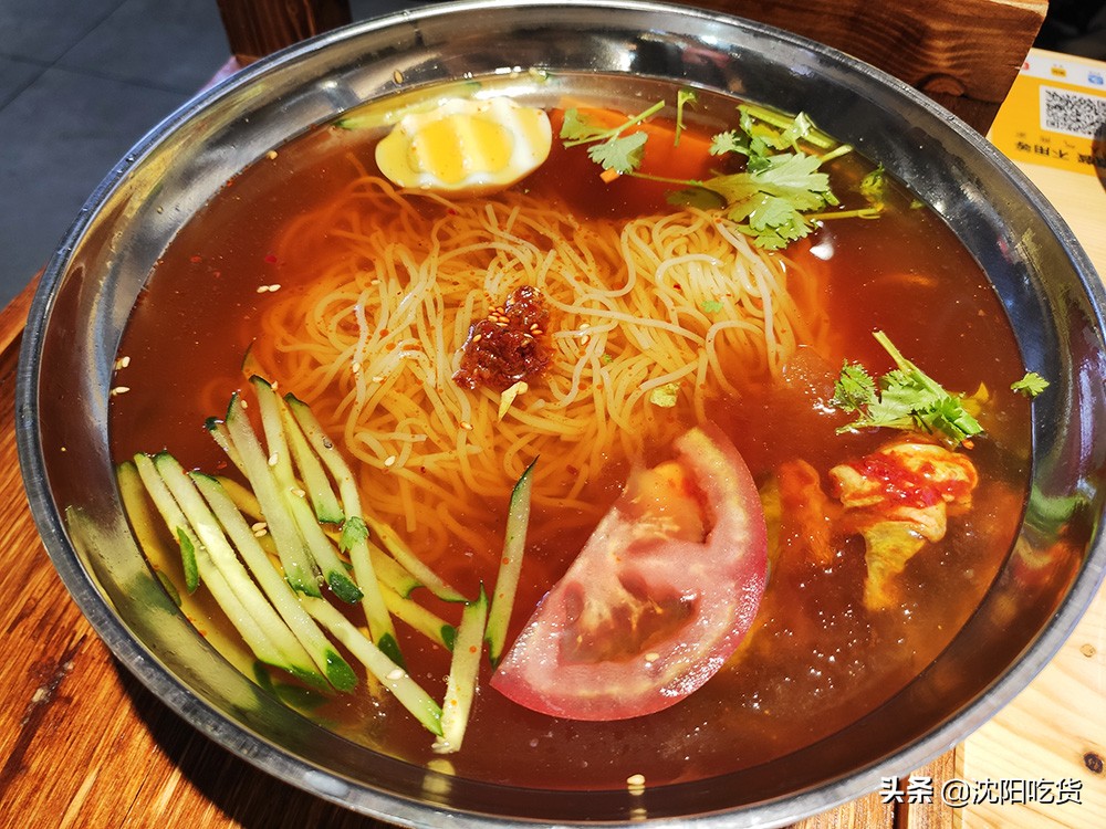 吃烤肉之前先拿個手推車，像逛超市似的選菜，可鐵板煎可篦子烤