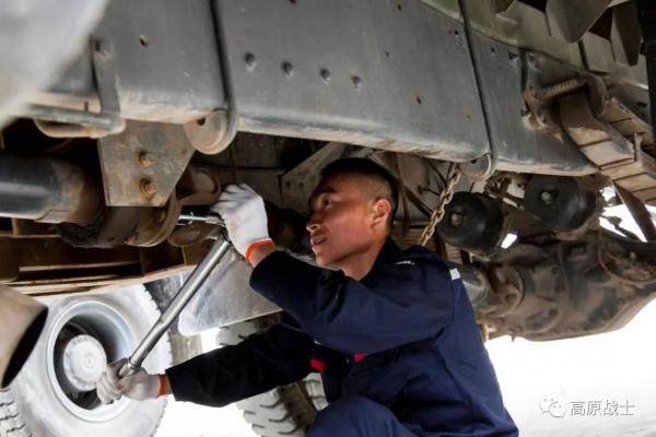 精益求精!官兵變身軍營“美容師” 精益求精!官兵變身軍營“美容師”