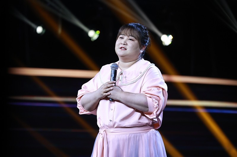 賈玲越來越可愛了,穿粉裙很溫柔,還有點古風的感覺 賈玲越來越可愛了,穿粉裙很溫柔,還有點古風的感覺