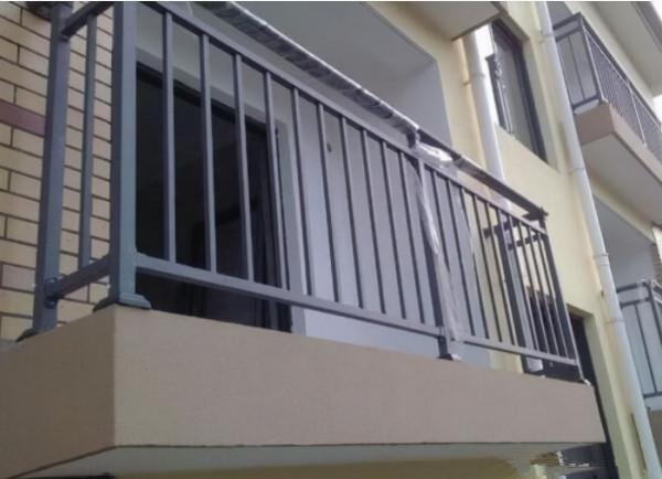 新房封陽臺，護欄要裝室內還是室外？糾結好幾天，最後聽師傅建議