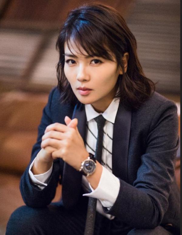 痴戀週一圍五年，32歲嫁富豪，40歲老公入獄，童蕾經歷了什麼？