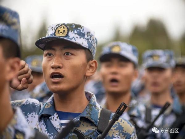 秋季入伍新兵，授槍