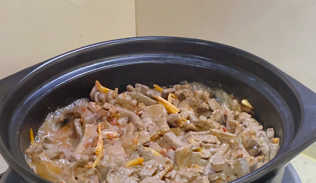 把啤酒倒入豬肝中，這種做法真是太厲害了，出鍋滿屋飄香，真解饞