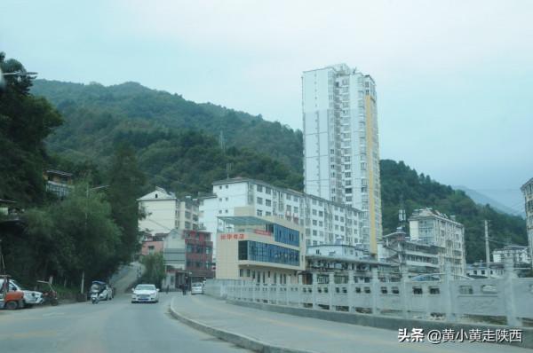 從漢中翻越秦嶺回西安，無意間闖入一個小城，美景和故事相當迷人